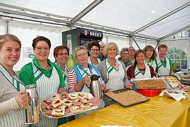 Die Landfrauen boten an mehreren Stellen Kaffee und Kuchen an Foto: Anna van Bebber